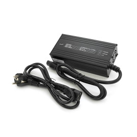 Зарядний пристрій для акумуляторів Li-ion 12V(12,6V),3S,15A,штекер Triangle plug (T-tipe/IEC/C13 N+L-), LED-індикація, 137x90x50mm